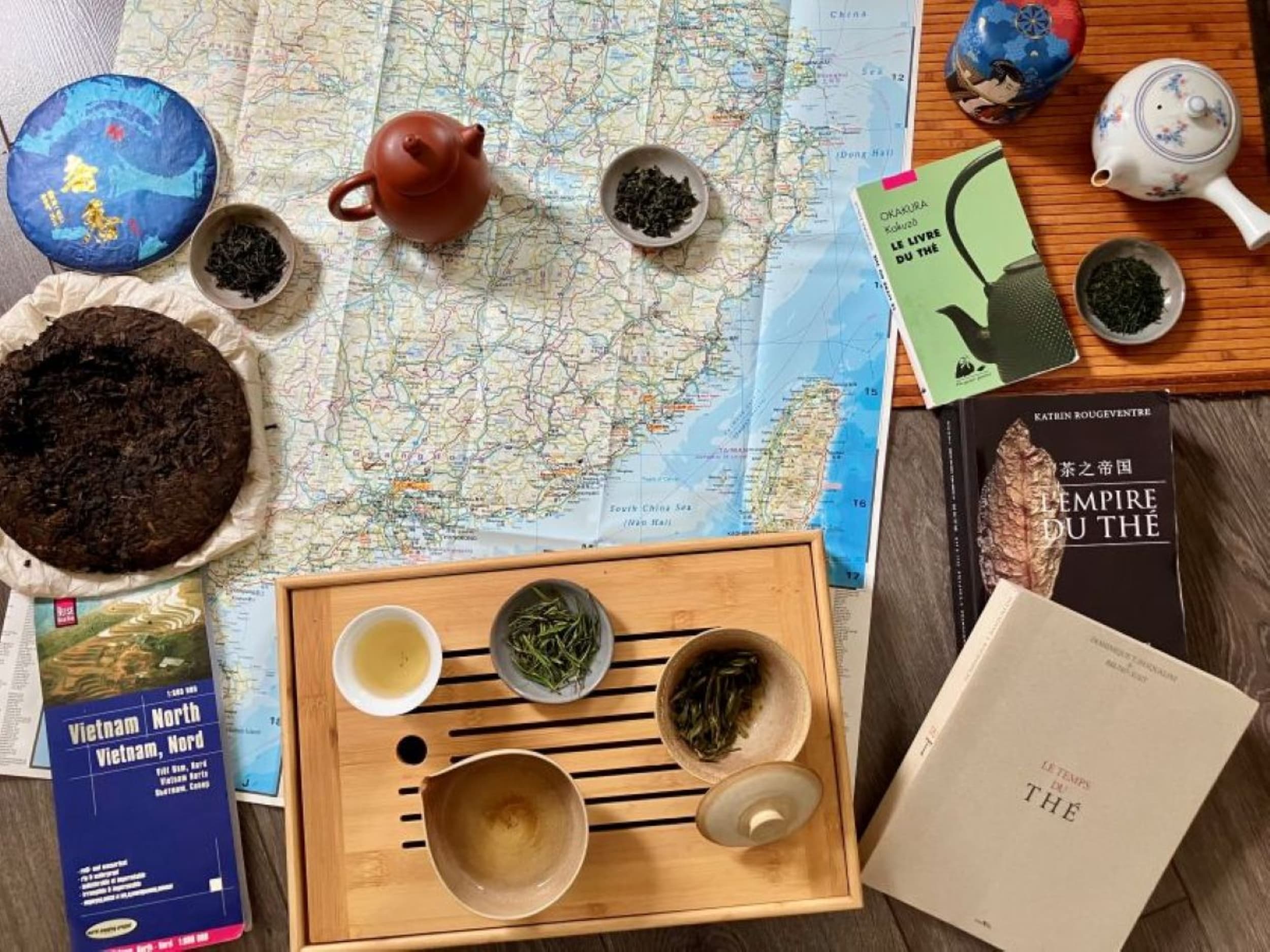 Tasses de thé et feuilles de thé