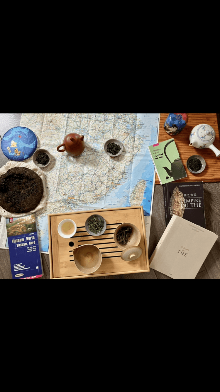 Tasses de thé et feuilles de thé